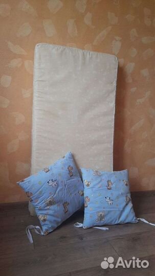 Детская кроватка с маятником и матрасом