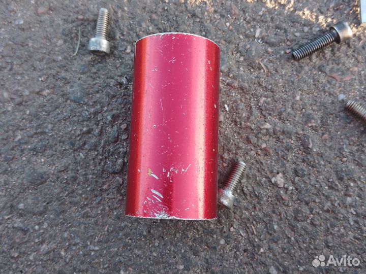 Четырёх болтовый зажим для трюкового самоката