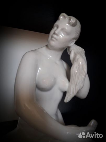 Фарфоровая статуэтка СССР девушка с гребнем