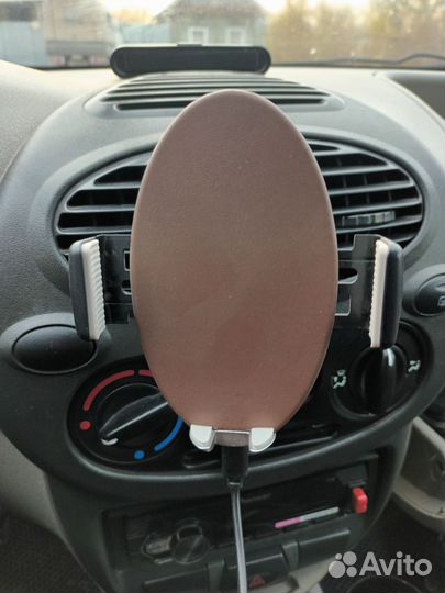 Держатель для телефона в машину с зарядкой