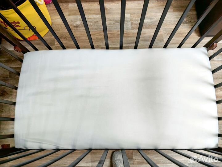 Детская кроватка с маятником и ящиком