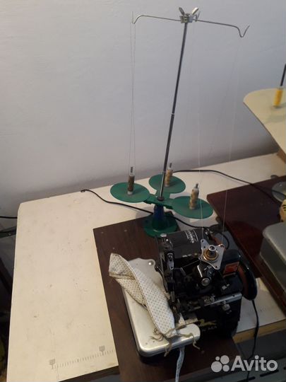 Швейная машина оверлок