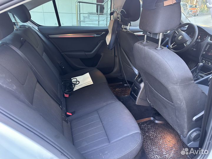 Водитель со своим легковым автомобилем