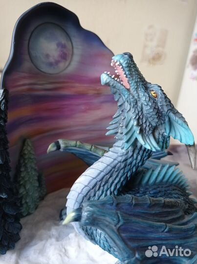 Статуэтки драконов и феи