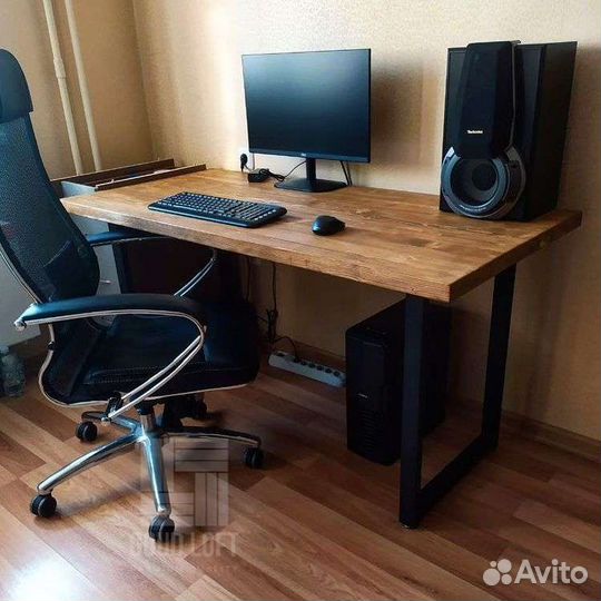 Компьютерный стол из массива