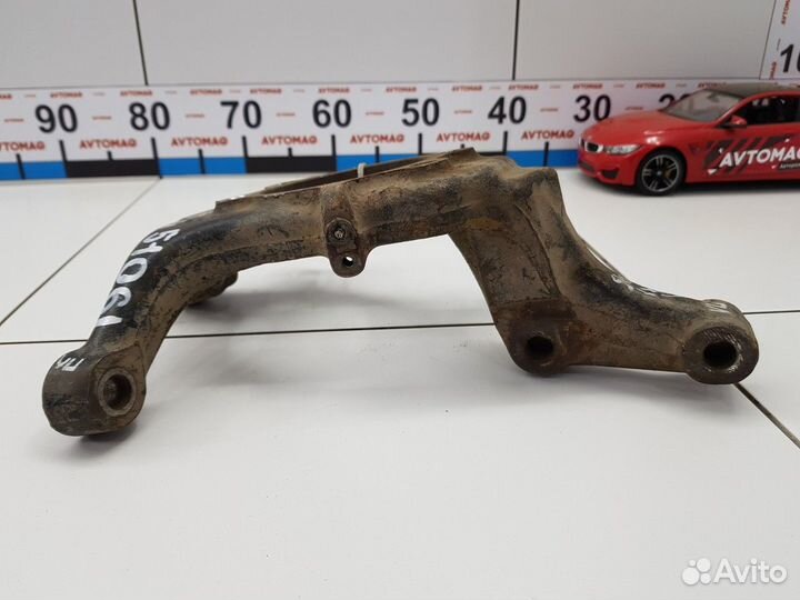 Кулак поворотный передний левый