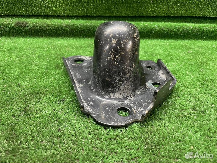 Кронштейн тяги поперечной задний правый Renault