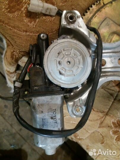 Стеклоподъемник на тойота ипсум 10-15