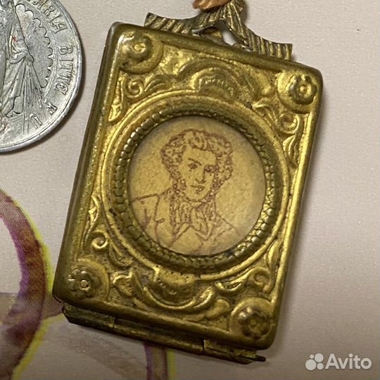 Миниатюрное издание-кулон Евгений Онегин