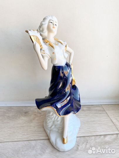 Статуэтка фарфоровая девушка с веером