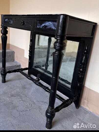 Старинный антикварный столик