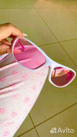 Белые очки с розовыми линзами