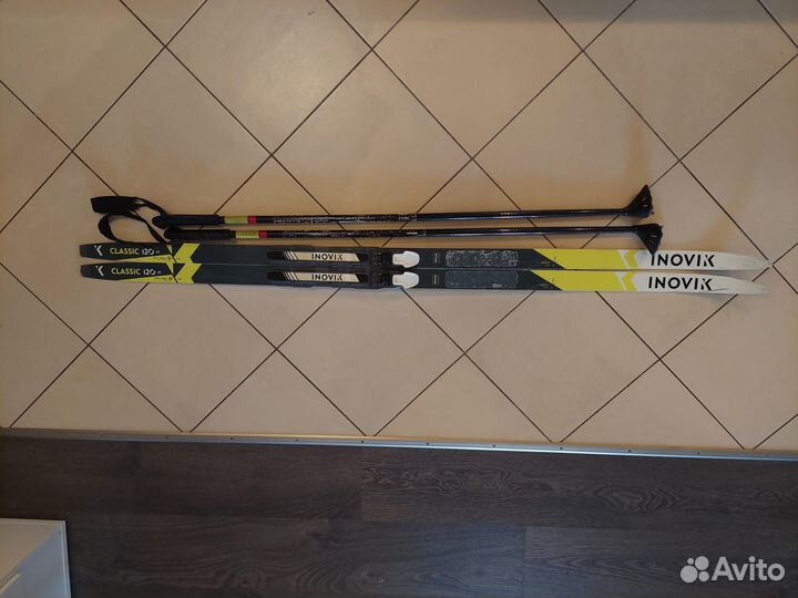 Лыжные ботинки и лыжи