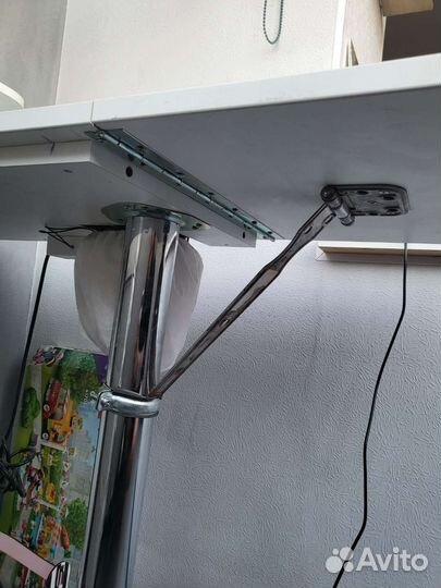 Лампа, стол, подставка для маникюра