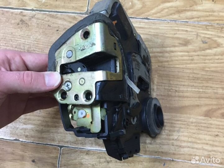 Замок задней левой двери Королла120 Авенсис25