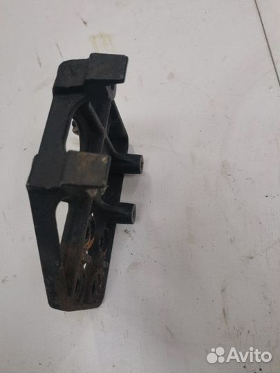 Кронштейн компрессора кондиционера Kia Spectra