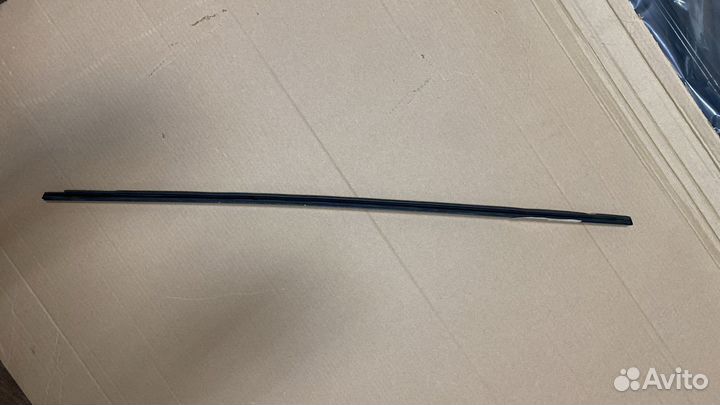 Молдинг стекла двери заднего левого Porsche Cayenn