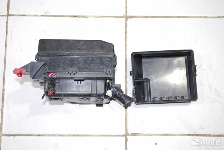 Блок предохранителей подкапотный Mitsubishi Galant