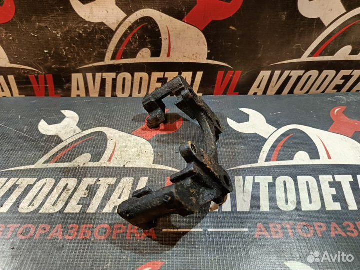 Скоба суппорта передняя правая Volkswagen Passat