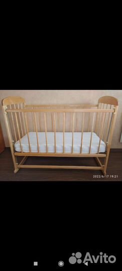 Детская кроватка с маятником
