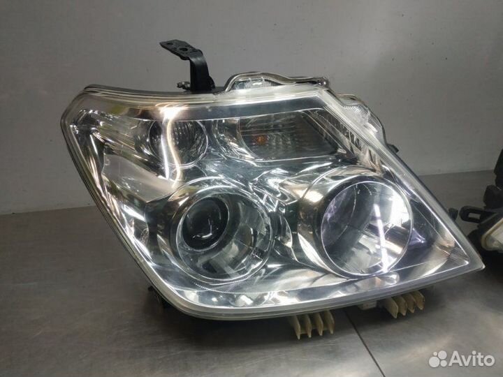 Фара передняя Nissan Patrol Y62