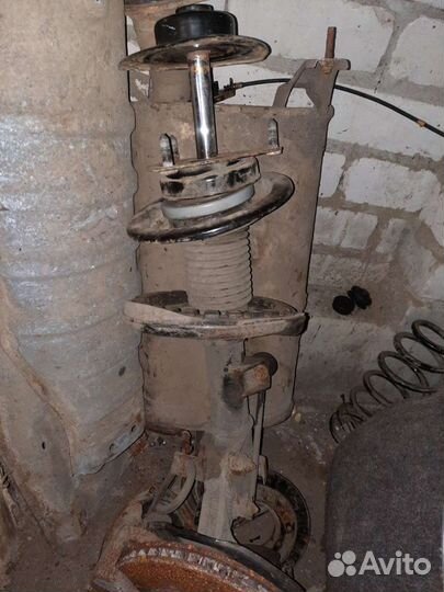 Стойка амортизатора левая галант 9