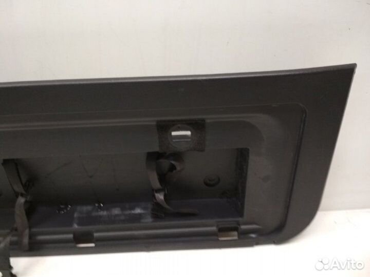 Обшивка крышки багажника задняя Toyota Land