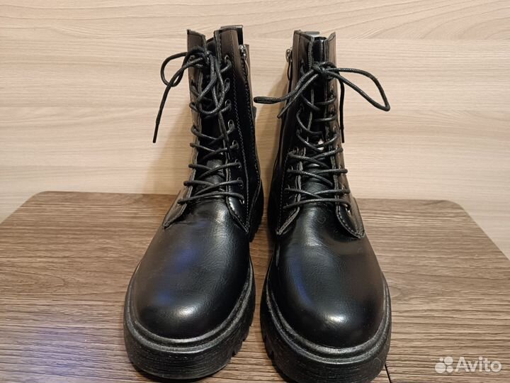 Минималистичные ботинки на шнурках