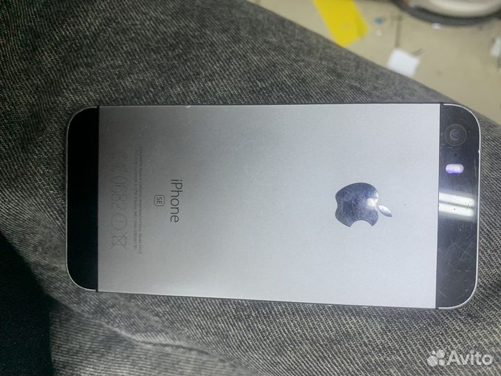 Телефон iPhone SE