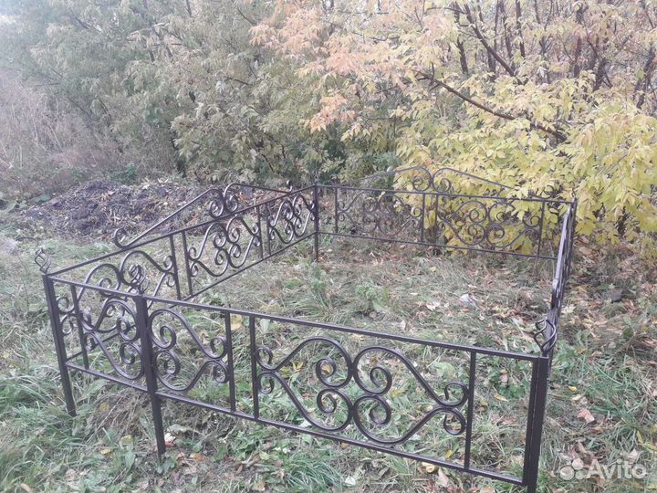 Оградка на кладбище