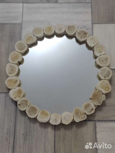 Зеркало со спилами можжевельника