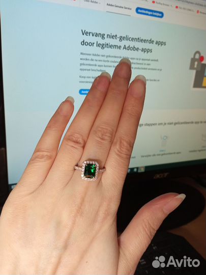 Кольцо не Санлайт с зелёным камнем