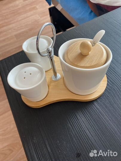 Набор: солонка, перечница, сахарница с ложечкой