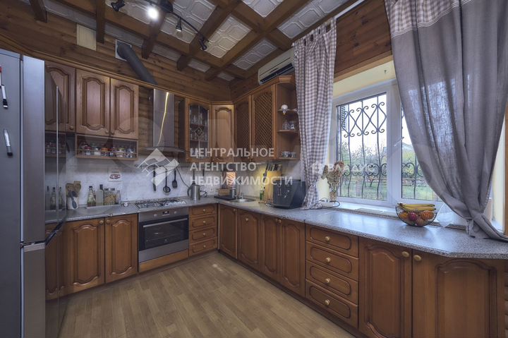 Дом 380 м² на участке 10 сот.