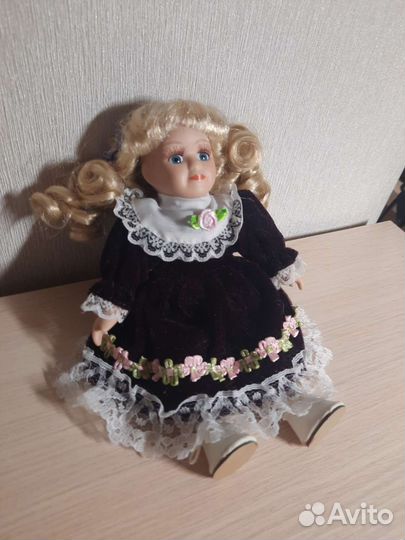 Кукла фарфоровая