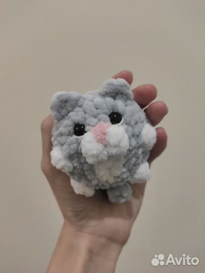 Вязаная игрушка котик
