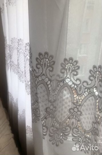 Шторы белые с узором кружевным