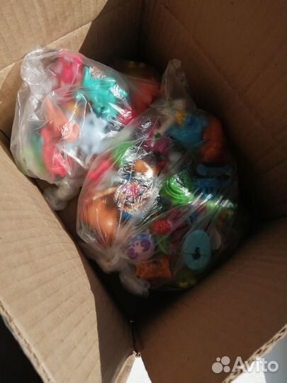 Коробка с киндер - игрушками