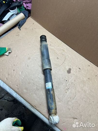 Задняя стойка амортизатора Toyota LC200