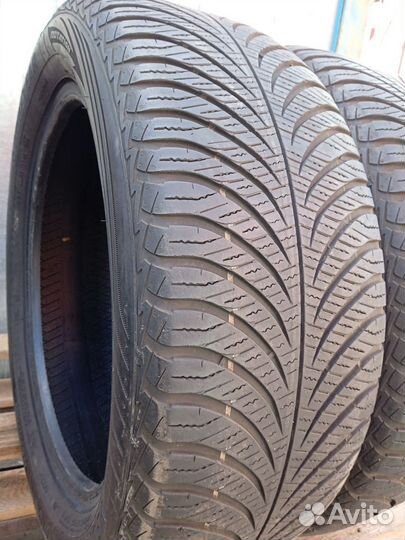 Goodyear Vector 4Seasons Gen-2 215/55 R17