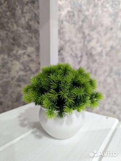 Искусственные цветы в горшках