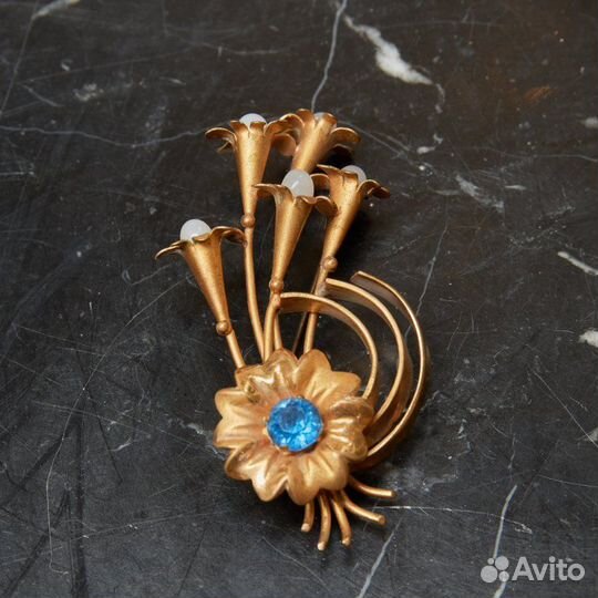 Брошь цветок с голубым камнем и 5 лилиями