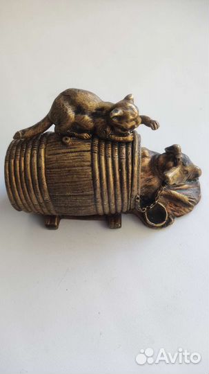 Спичечница бронза старинная пёс и кот на бочке