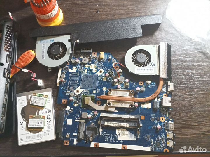 Много комплектующих для ноутбуков