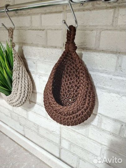 Подвесная вязанная корзинка на кухню интерьерная