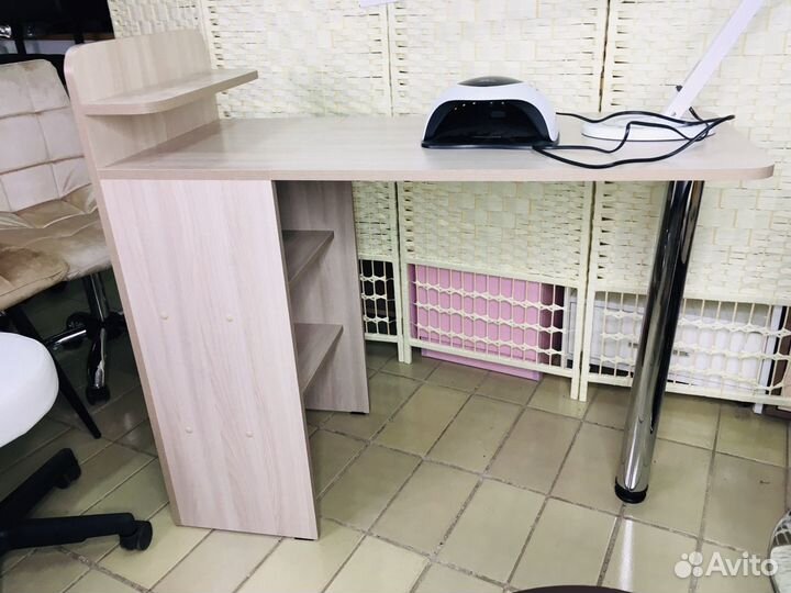 Маникюрный стол