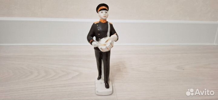 Фарфоровая статуэтка Суворовец с барабаном