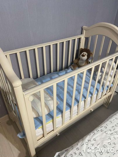 Детская кроватка с маятником и ящиком