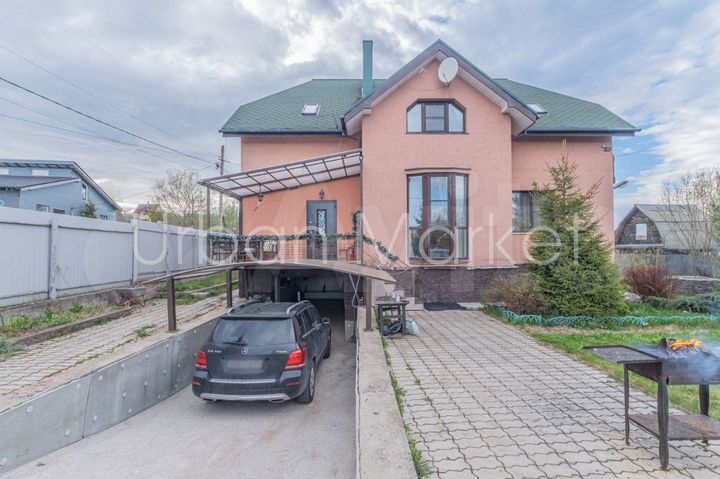 Коттедж 250 м² на участке 10,3 сот.