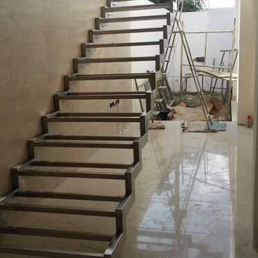 Лестница на металлокаркасе от производителя